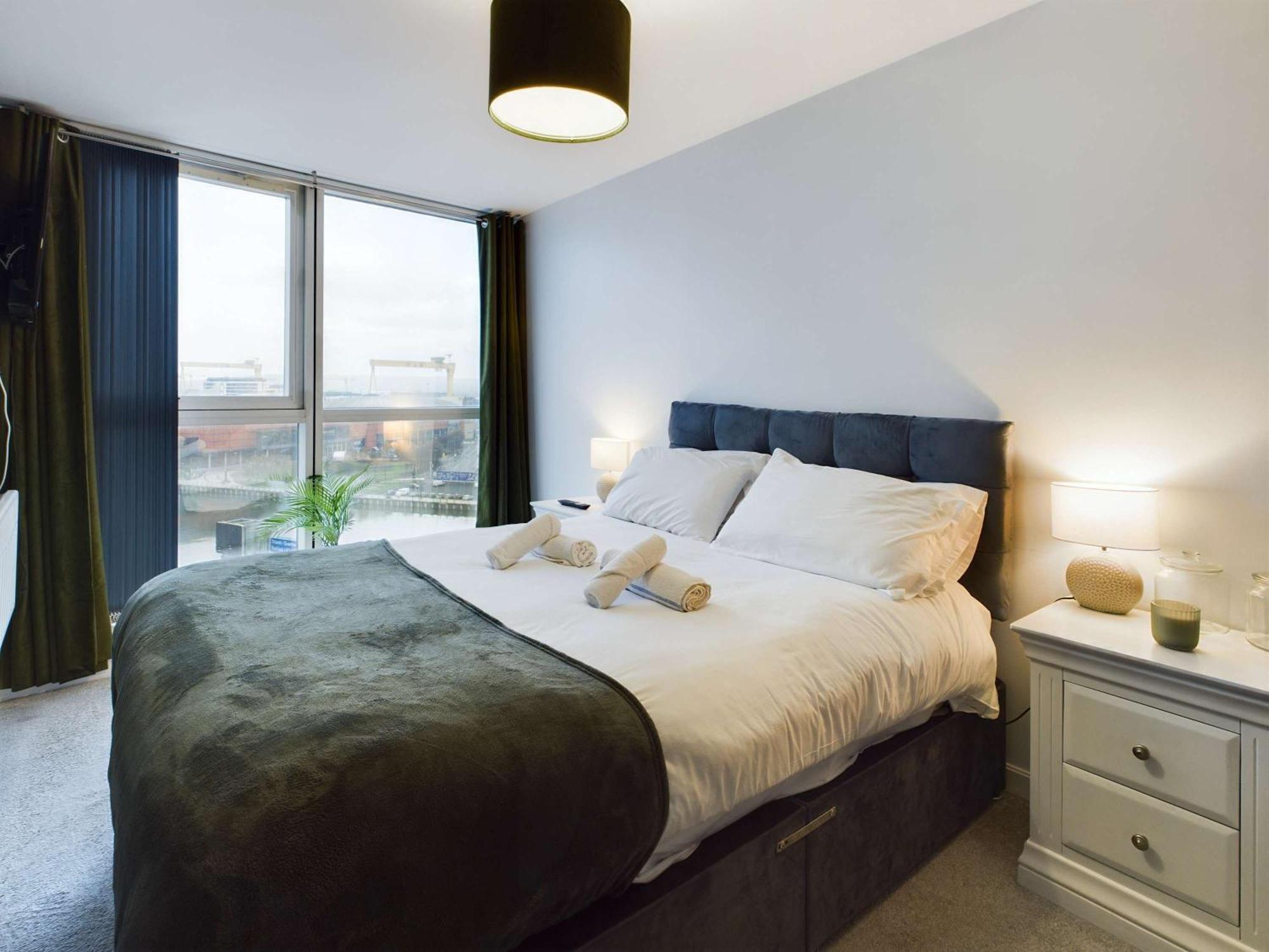 Free Parking - Modern 2 Bedroom In