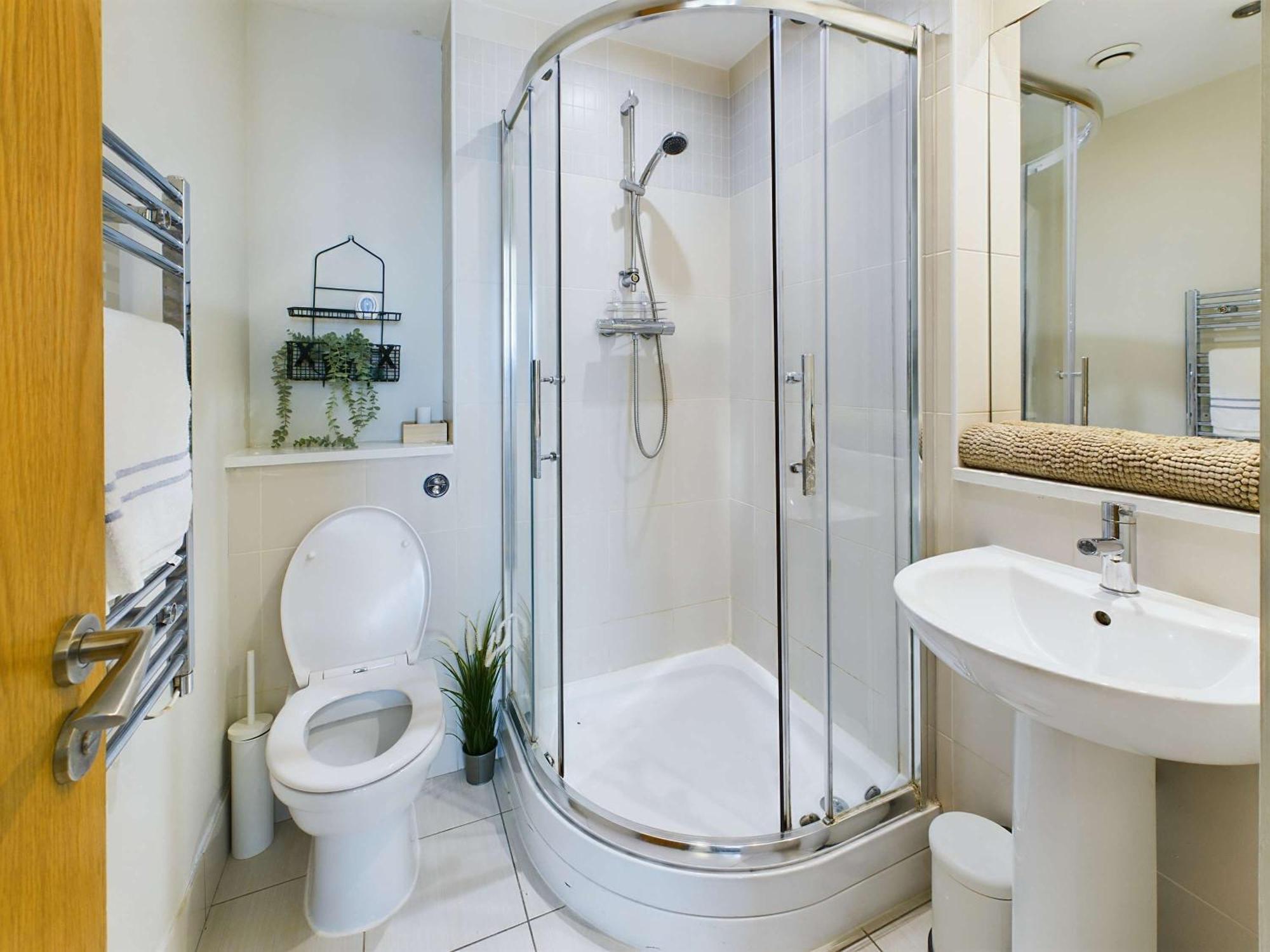 Free Parking - Modern 2 Bedroom In