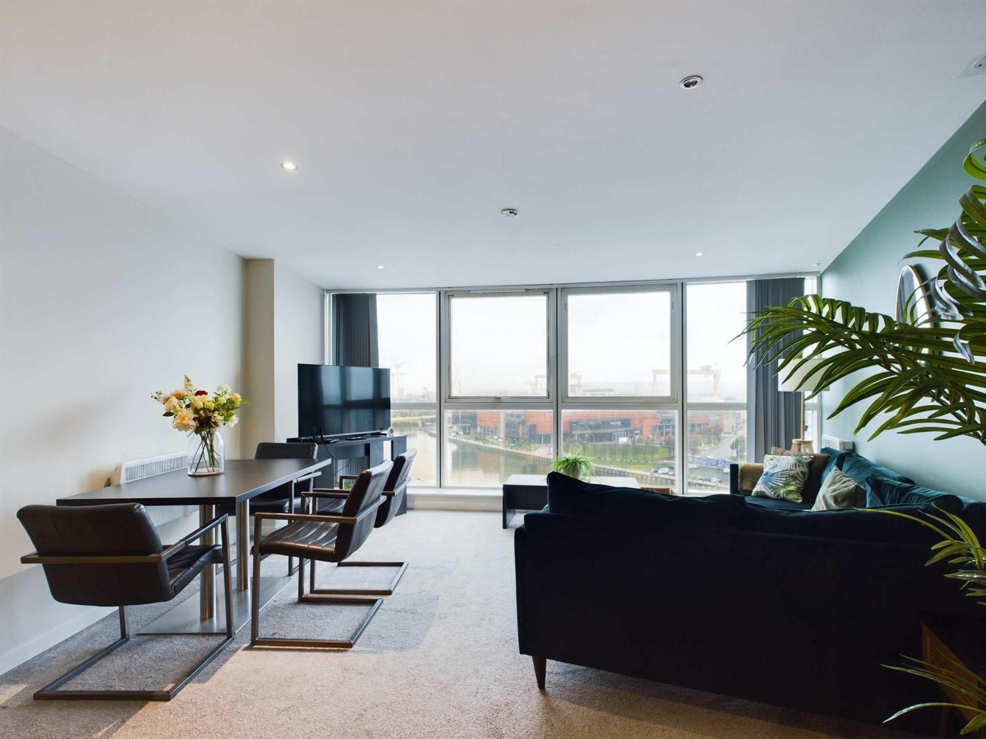 Apartment Free Parking - Modern 2 Bedroom In