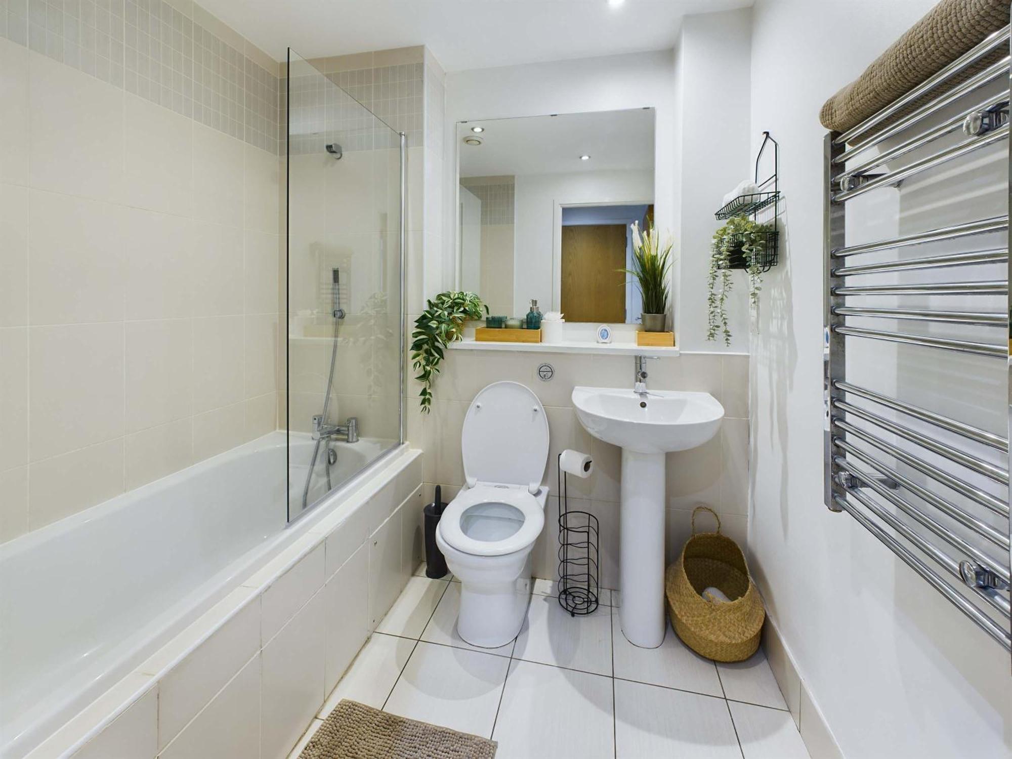 Free Parking - Modern 2 Bedroom In